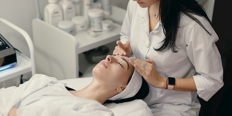 may trị mụn tại spa